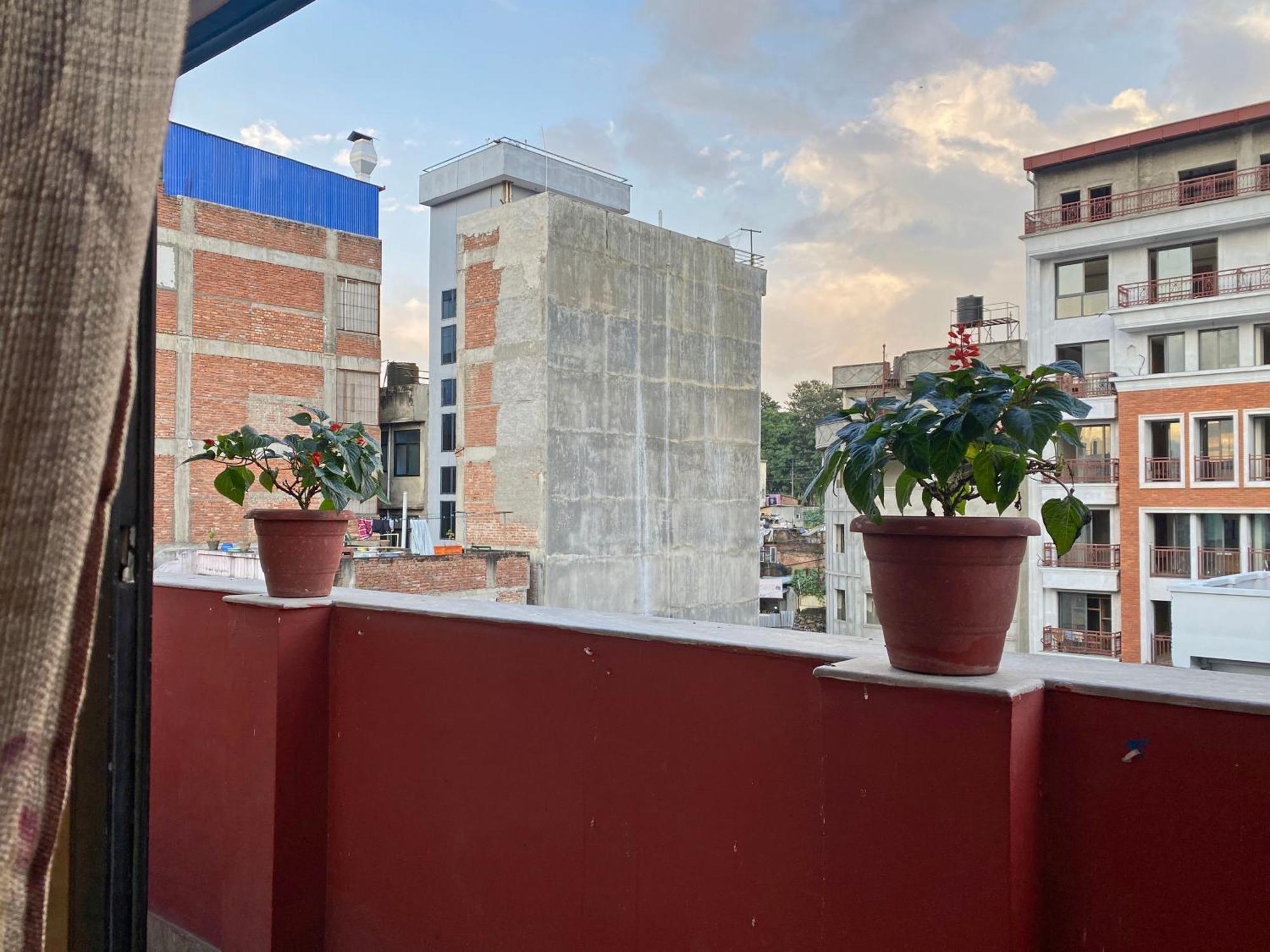 Hotel Airport Holiday Kathmandu Esterno foto